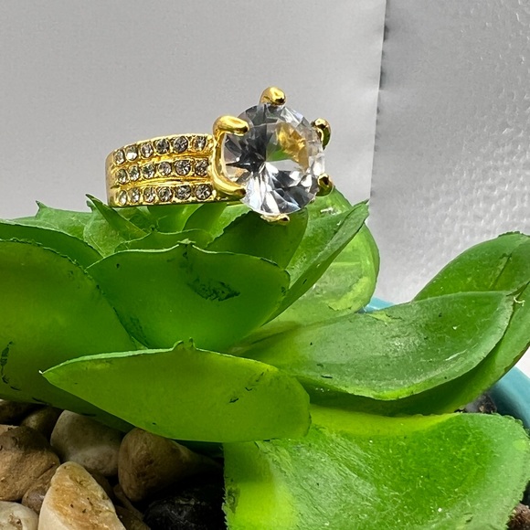 Gold Tone and Cubic Zirconia‎ Ring SZ 7 NEW - Picture 1 of 3